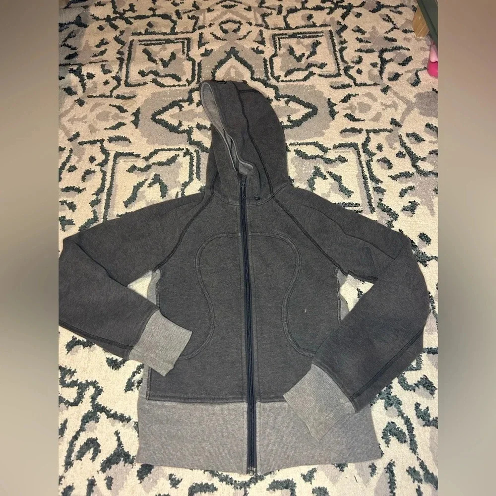 women’s lulu lemon sweat shirt size 2